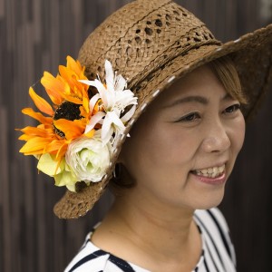 益子秀美先生自ら「ひまわり」を帽子に付けて。