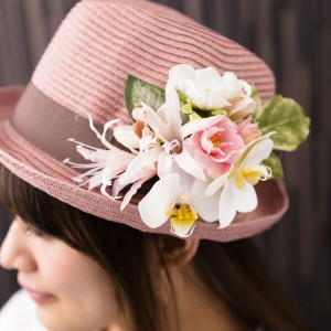 《ホワイトピンク胡蝶蘭》カジュアルな帽子につけても素敵♪3,800円（在庫０）