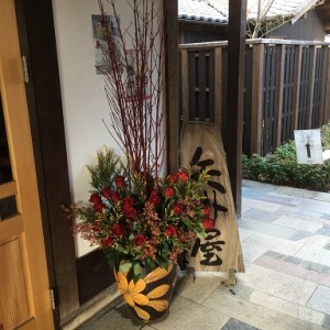 入り口フロント前の大型装花。