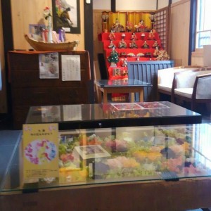 花でパッと明るくなります。