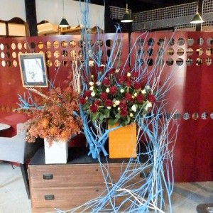 旧山陽道側入り口内部にも大型装花を。