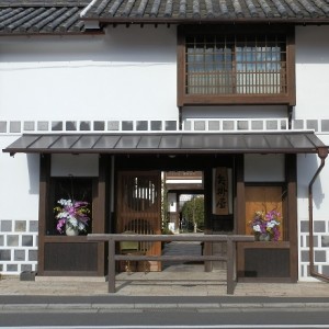 矢掛屋（旅籠）入り口の出窓にアートフラワーを。