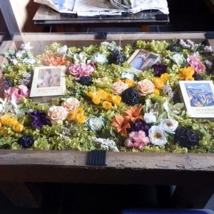 入り口内部のガラステーブルをプリザでお化粧。