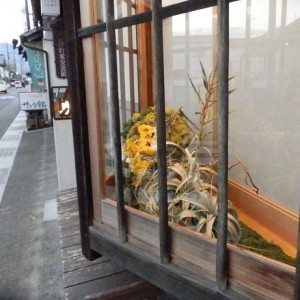 出窓にエアプランツなど。