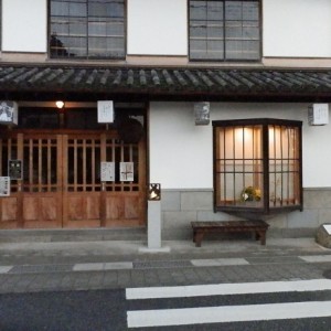 まちや交流館の入り口の中上り口と出窓に。