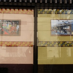 矢掛町の写真パネルと岡山特産「畳縁」での装飾。